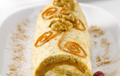 Brazo de reina, nuez, manjar y lúcuma Brazo de reina, nuez, manjar y lúcuma
