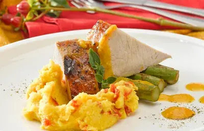 Cerdo confitado En Manzana con Puré de Pimientos Asados Cerdo confitado En Manzana con Puré de Pimientos Asados