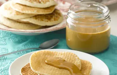 Hot Cakes con Salsa de Manjar Hot Cakes con Salsa de Manjar