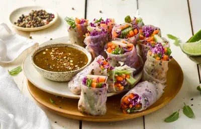 Rollitos frescos verduras y salsa oriental Rollitos frescos verduras y salsa oriental