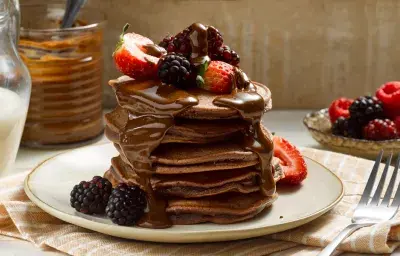 Hotcakes de cacao y salsa de chocolate manjar Hotcakes de cacao y salsa de chocolate manjar