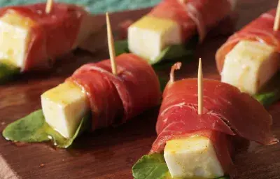 Pinchos de Queso Fresco, Rúcula y Jamon Serrano Pinchos de Queso Fresco, Rúcula y Jamon Serrano