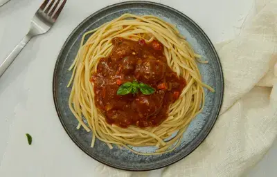 Albóndigas de Quínoa y Porotos Negros con Salsa Bolognesa Veggie Albóndigas de Quínoa y Porotos Negros con Salsa Bolognesa Veggie