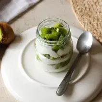 Vasitos de yoghurt y kiwi