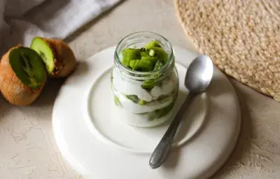 Vasitos de yoghurt y kiwi Vasitos de yoghurt y kiwi