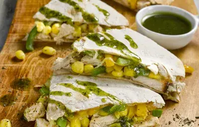 Wraps de Pavo con Salteado de Verduras, Queso y Salsa Verde Wraps de Pavo con Salteado de Verduras, Queso y Salsa Verde