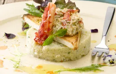 Molde de Quínoa con Centolla en Salsa de Albahaca Molde de Quínoa con Centolla en Salsa de Albahaca