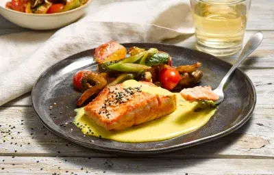 Pescado a la plancha con salsa huancaína Pescado a la plancha con salsa huancaína