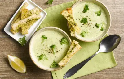 Sopa de brocoli y crutones