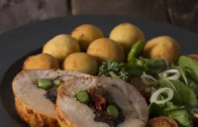 Pechuga de Pavo Rellena a la Mediterránea con Papas Duquesas Pechuga de Pavo Rellena a la Mediterránea con Papas Duquesas