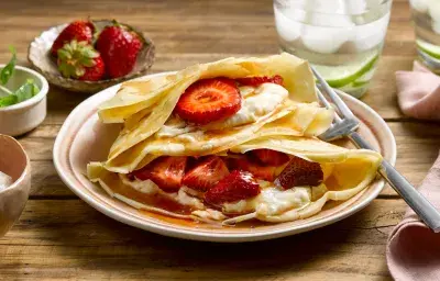 panqueque con frutillas y crema especiada panqueque con frutillas y crema especiada