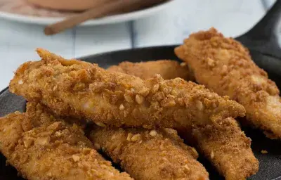 Finger de Pollo apanado con Salsa de Palta Finger de Pollo apanado con Salsa de Palta