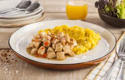 Pescado salteado con mote cremoso Pescado salteado con mote cremoso