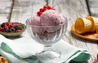 Helado de yoghurt y frutos rojos