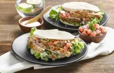 Pan Naan relleno con Pollo a las Finas Hierbas Pan Naan relleno con Pollo a las Finas Hierbas