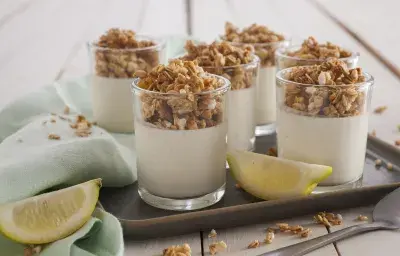 Vasitos de limón y granola Vasitos de limón y granola
