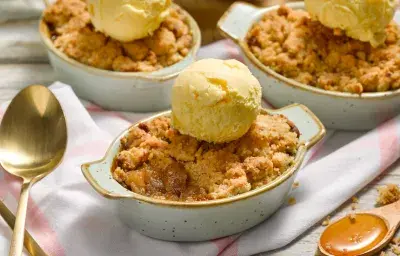 Crumble de manzana y miel con helado de vainilla