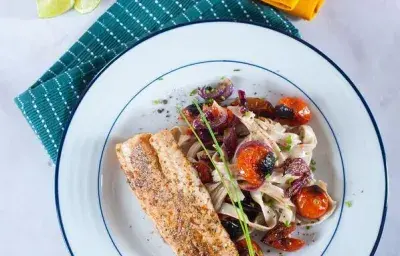 Merluza a las Finas Hierbas con Pastas En Tomates Asados Merluza a las Finas Hierbas con Pastas En Tomates Asados