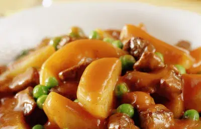 Estofado de Carne con Papas y Arvejas Estofado de Carne con Papas y Arvejas