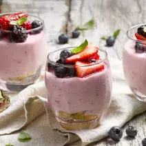 Postre helado de yoghurt, chía y frutos rojos