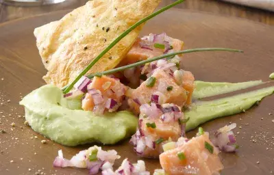 Tartaro de Salmón en crema de Palta y Crocante de maíz Tartaro de Salmón en crema de Palta y Crocante de maíz