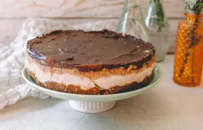 Tarta helada de dátiles, mantequilla de maní y chocolate Tarta helada de dátiles, mantequilla de maní y chocolate