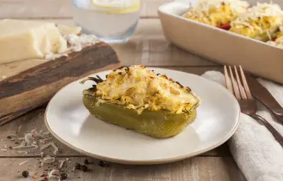 Pimentón relleno con ají de gallina Pimentón relleno con ají de gallina