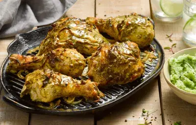 Pollo a la mostaza con puré de arvejas y menta Pollo a la mostaza con puré de arvejas y menta