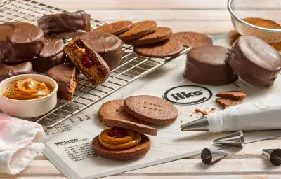 Alfajores de cacao con centro de manjar y frambuesa