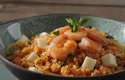 Cous Cous Atomatado con Queso de Cabra y Camarones Cous Cous Atomatado con Queso de Cabra y Camarones