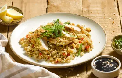 Chaufa de coliflor con pollo jugoso Chaufa de coliflor con pollo jugoso