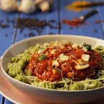 Gnocchi al Pesto con Salsa Tuco y Verduras