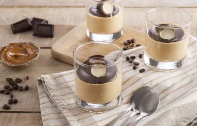 Mousse de manjar con cobertura de chocolate