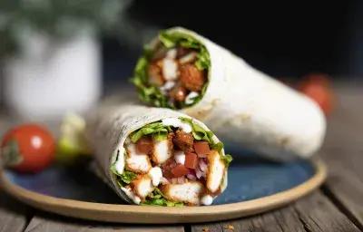 Wrap crunchy de pollo al chipotle con lechuga, tomate, cebolla morada y mayonesa en tortilla XL
