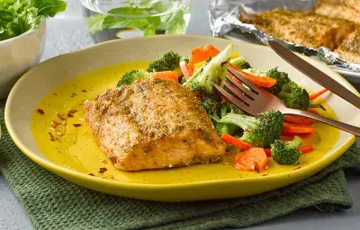 Salmón con Verduras Salteadas al Estilo Oriental Salmón con Verduras Salteadas al Estilo Oriental