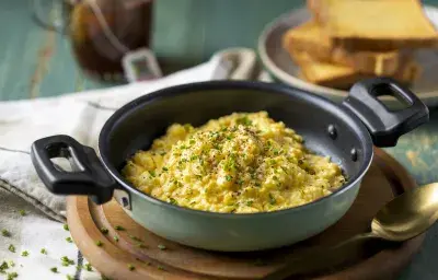 Huevos revueltos con crema y mantequilla Huevos revueltos con crema y mantequilla
