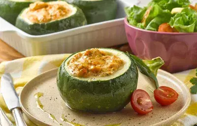 Zapallo italiano relleno con crema de pollo sin lactosa