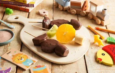 Brochetas de fruta y NIDO® chocolate Brochetas de fruta y NIDO® chocolate