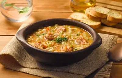 Sopa de porotos con longaniza