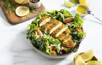 Ensalada fresca con pollo crocante pimienta limón, tomate cherry, cebolla morada y parmesano