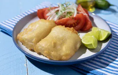 Pescado frito con ensalada a la chilena