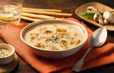 Crema de champiñones y cerdo al merkén Crema de champiñones y cerdo al merkén