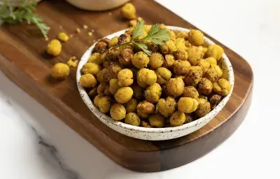 Garbanzos crocantes sazonados con Mi Sazón Maggi, servidos como snack en un cuenco