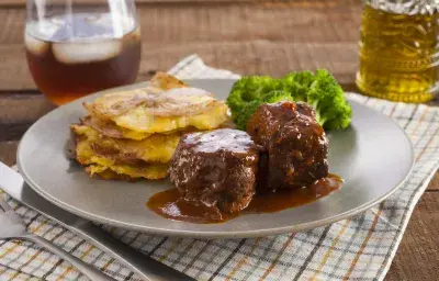 Solomillo de Cerdo con Patacón de Papa Solomillo de Cerdo con Patacón de Papa