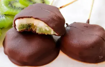 Brochetas de fruta bañadas en yogurt y chocolate