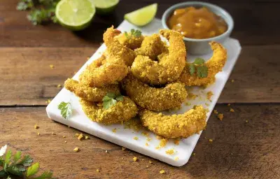 Camarones crujientes con salsa de mango, cilantro y gajos de limón