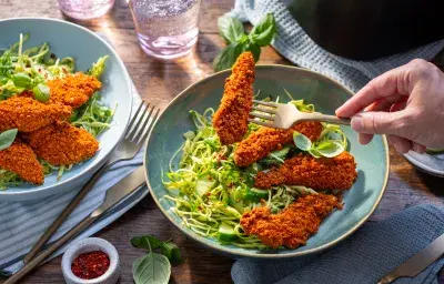 Nuggets de pollo hechos en freidora de aire con ensalada Green Goddess
