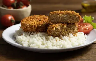 Hamburguesa de lentejas crocante sobre arroz, con tomate y textura dorada por fuera