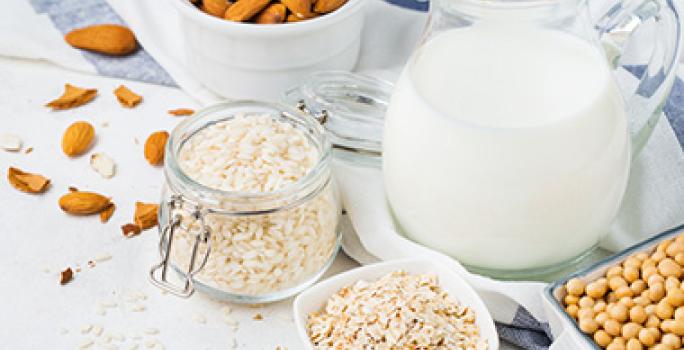Bebida de almendras, soya y avena sustituto leche de vaca postres veganos Bebida de almendras, soya y avena sustituto leche de vaca postres veganos