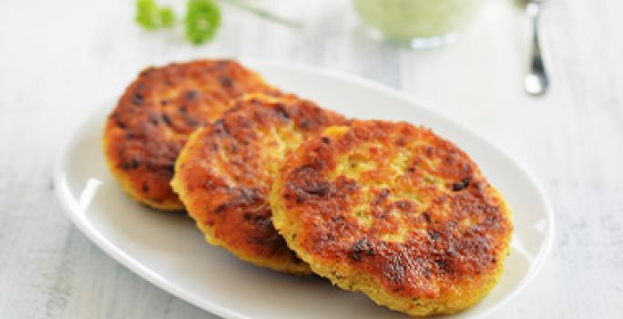 Hamburguesas de origen vegetal, preparadas con coles y hierbas. Hamburguesas de origen vegetal, preparadas con coles y hierbas.